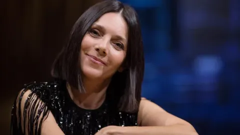 Voditeljica Daniela Trbović s osmijehom gleda u kameru