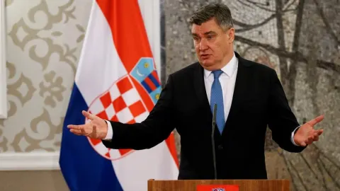 Zoran Milanović govori za govornicom ispred hrvatske zastave