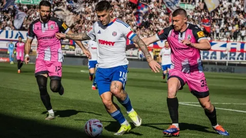 Marko Livaja u prodoru s loptom na nogometnoj utakmici Hajduka.