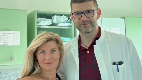 Suzy Josipović i liječnik u bijeloj kuti stoje u bolničkom okruženju.