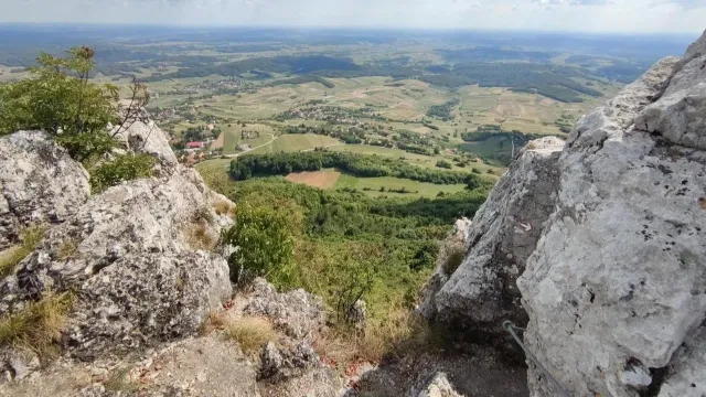Pogled s vrha stjenovite planine Kalnik na zelena polja i naselja u dolini.