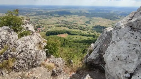 Pogled s vrha stjenovite planine Kalnik na zelena polja i naselja u dolini.