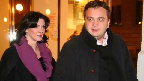 Duško Ćurlić i supruga Adela u večernjem izlasku, oboje u tamnim kaputima