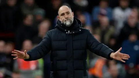 Igor Tudor s raširenim rukama na nogometnom stadionu tijekom utakmice.