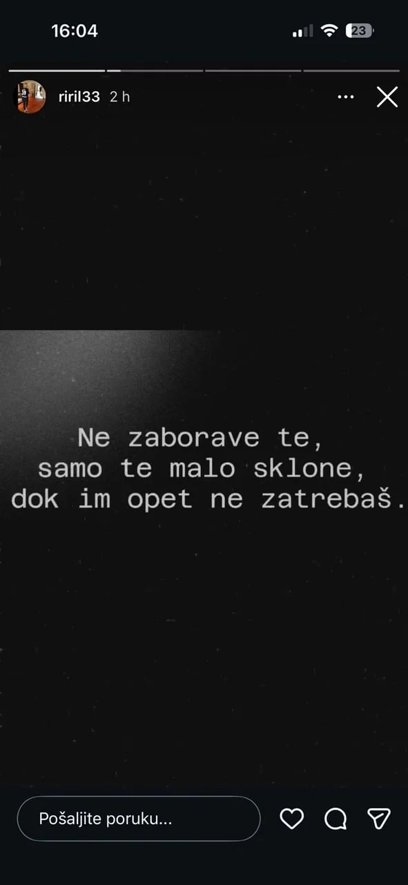 Snimka zaslona objave s tekstom na crnoj pozadini s Instagram profila riril33.