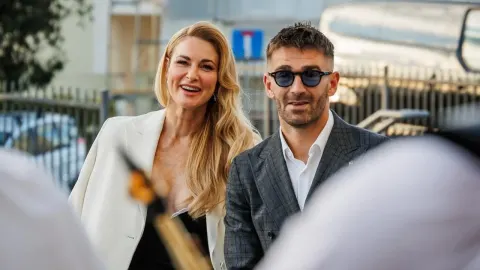 Marko Livaja i Iris Livaja poziraju nasmijani u elegantnoj odjeći na otvorenom.
