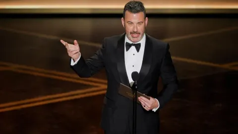 Jimmy Kimmel u smokingu drži govor na pozornici Oscara.