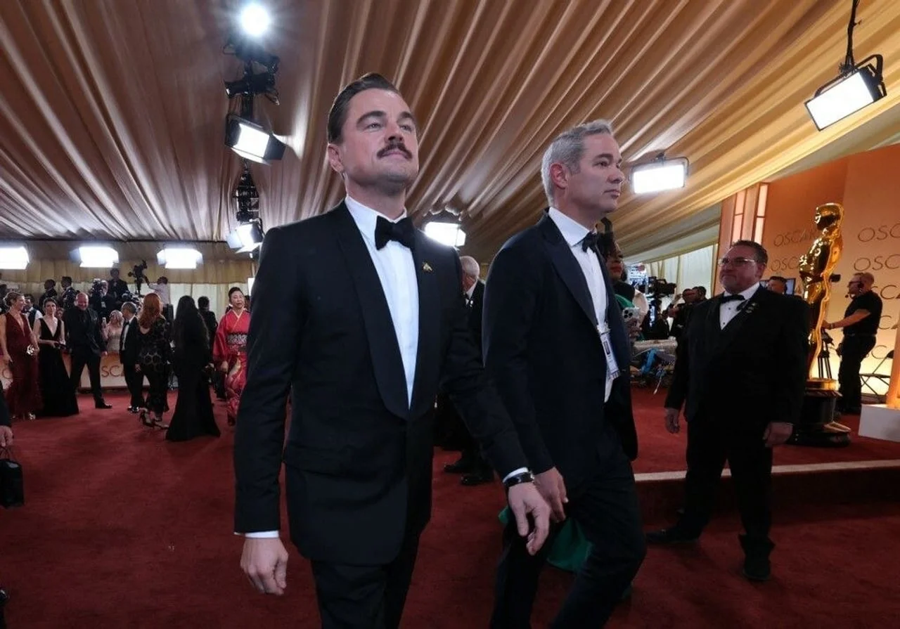 Leonardo DiCaprio hoda crvenim tepihom u pratnji osiguranja i suradnika