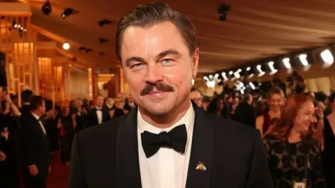 Leonardo DiCaprio u smokingu na crvenom tepihu dodjele Oscara