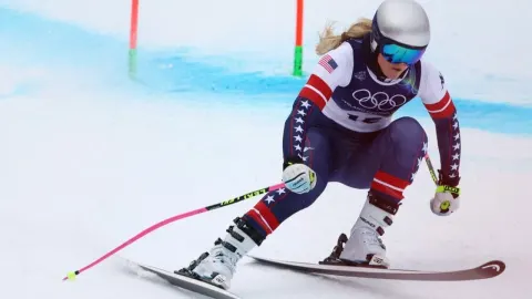 Skijašica Lindsey Vonn u spustaškom stavu tijekom utrke na snježnoj stazi.
