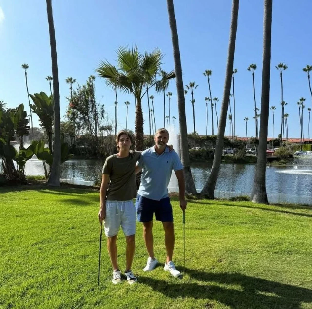 Goran Ivanišević i dječak poziraju s golf palicama pokraj jezera