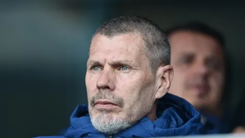 Zvonimir Boban izbliza s ozbiljnim izrazom lica na stadionu