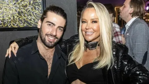 Maja Šuput i Šime Elez poziraju zagrljeni u noćnom klubu