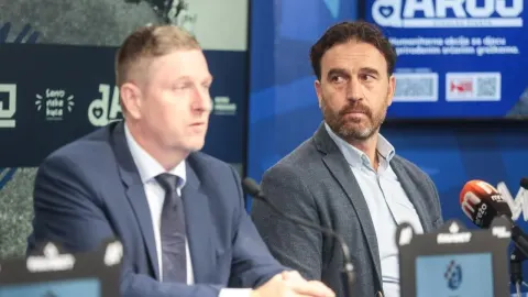 Tomo Šokota i suradnik na konferenciji za medije u Maksimiru